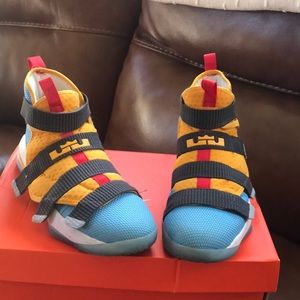 Lebrun soldier XI Flyease sneakers 6.5Y